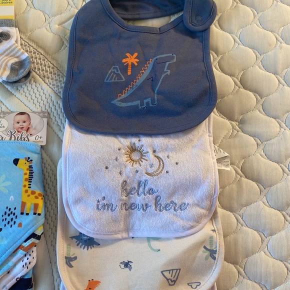 Baby Bibs, Socks, and outfit 0-3M - Picture 9 of 12